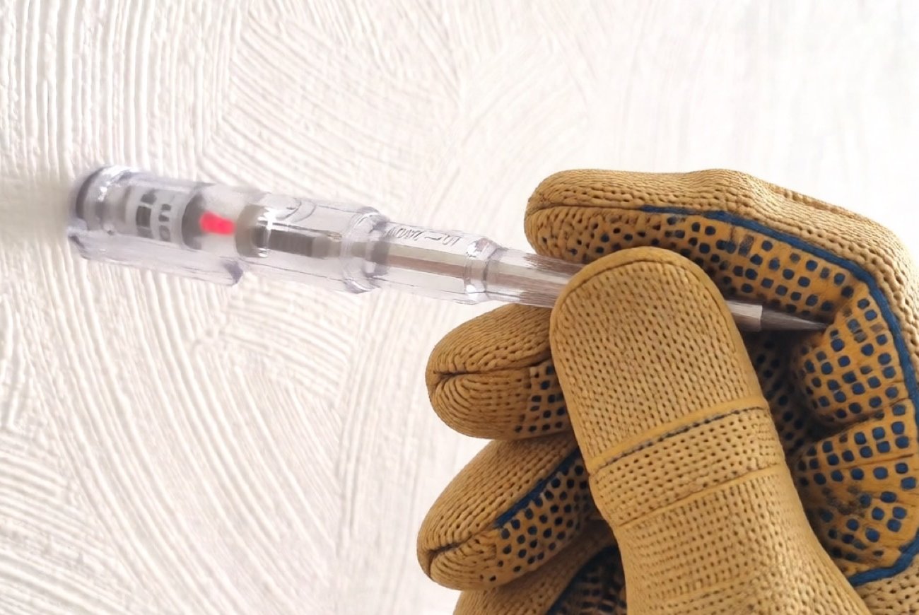 Как обнаружить проводку в стене перед сверлением: методы без дорогих детекторов