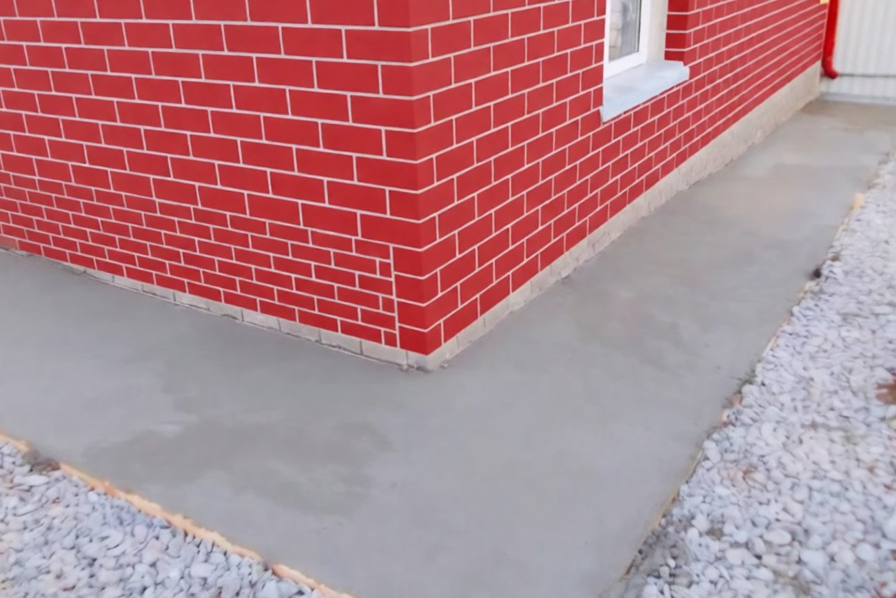 Отмостка будет без трещин и прослужил десятилетия: запомните, как сделать температурные швы