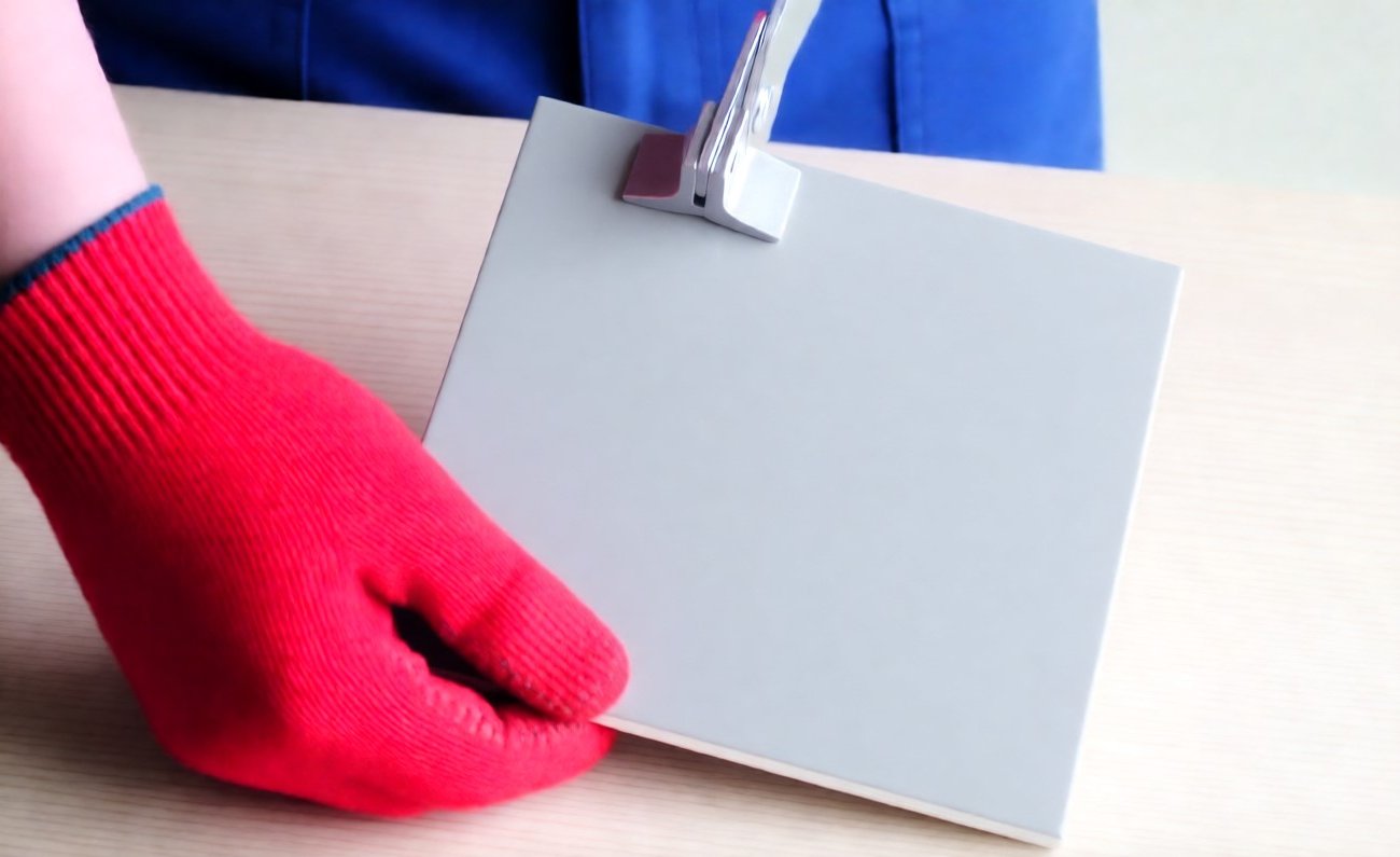 Как разрезать керамическую плитку без плиткореза: простой домашний способ без вызова мастера