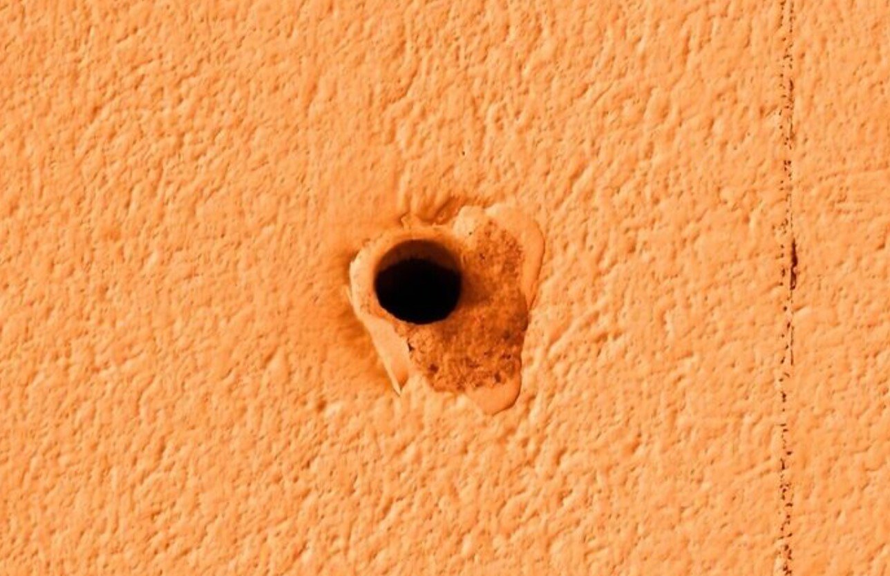 Как замаскировать отверстия от гвоздей в стене без ремонта и шпаклевки: два бюджетных метода без затрат