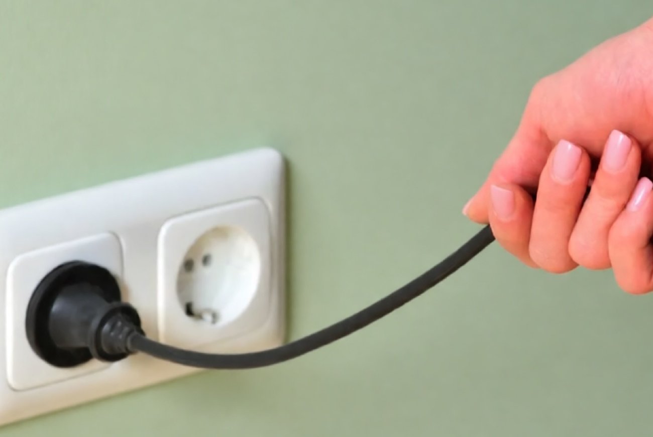 Почему нужно выключать телевизор из розетки: причины, о которых многие не догадываются
