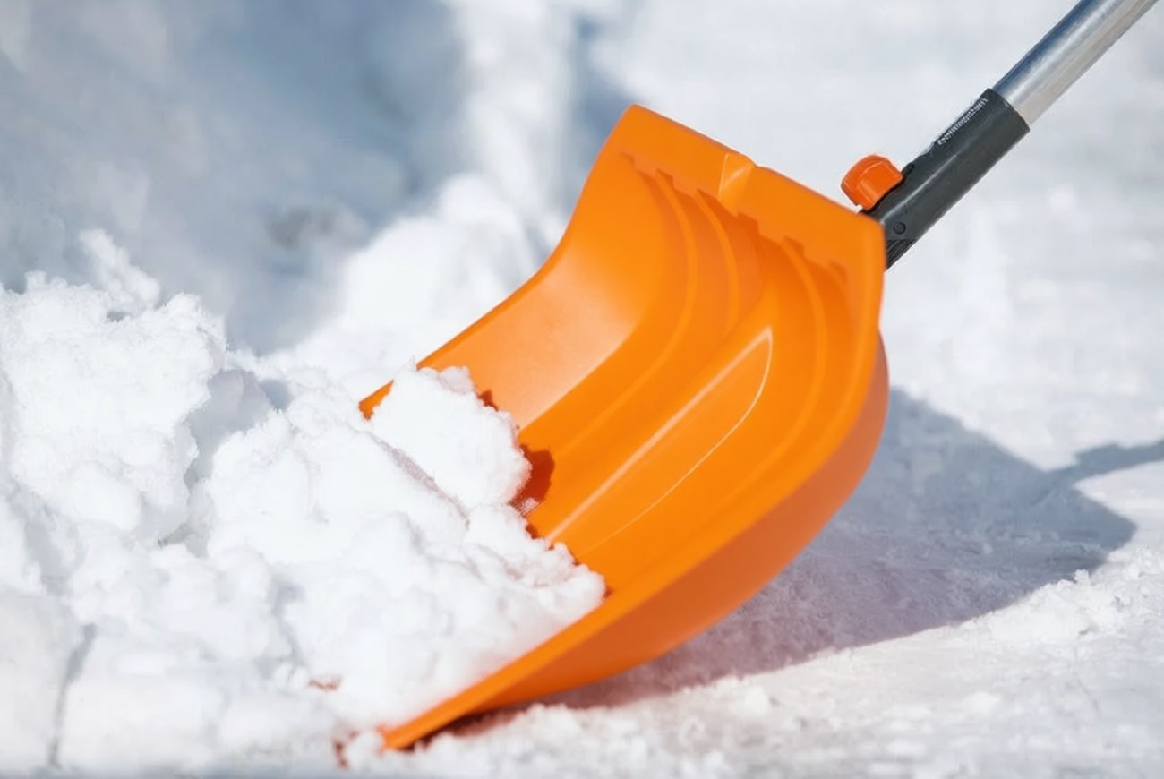 Снег перестанет прилипать к лопате во время уборки: запомните этот зимний трюк