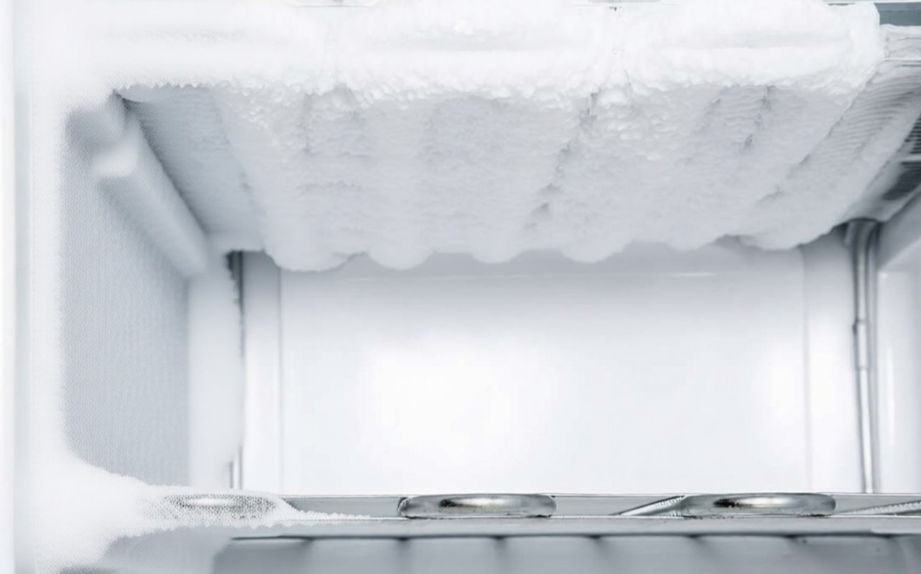 Морозилка перестанет обрастать льдом: простая хитрость, которая экономит электричество