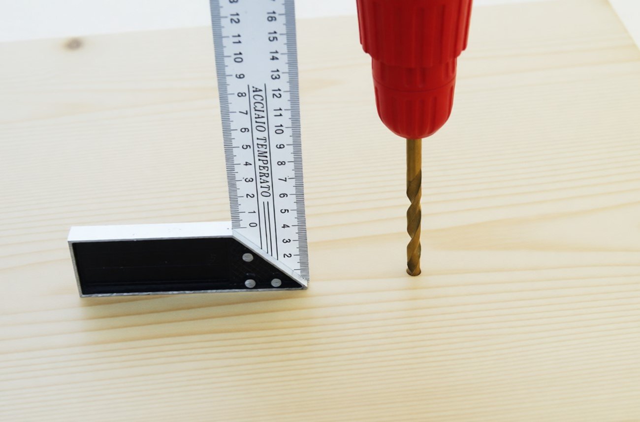 Как просверлить ровное отверстие под 90 градусов без дорогого оборудования: способ от мастера