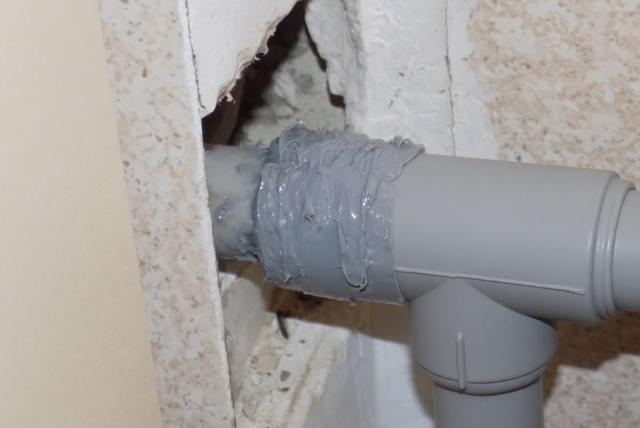 Как устранить протечку трубы на стыке: способ без вызова сантехника