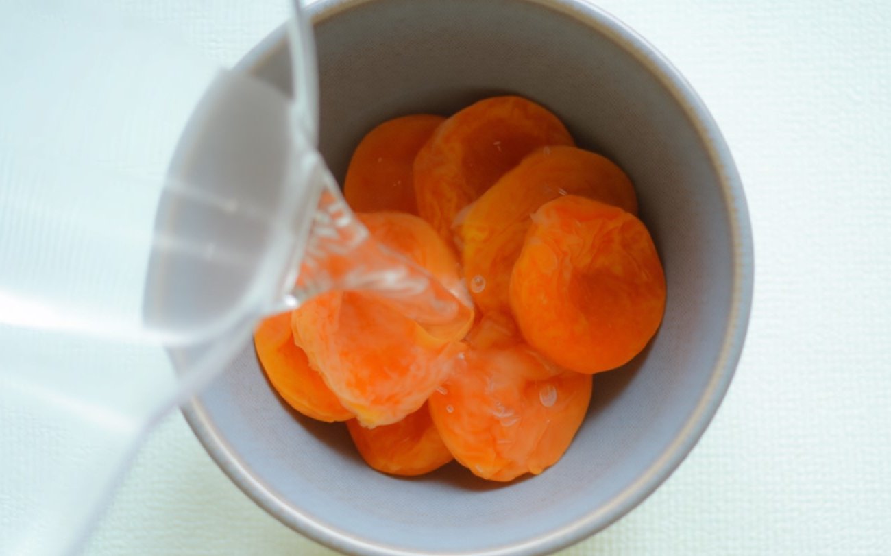 Как размачивать курагу, чтобы сохранить все витамины: способ, о котором многие не знают