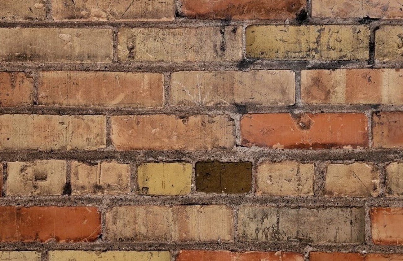Недожог, пережог или дутики: какой бракованный кирпич выбрать для строительства