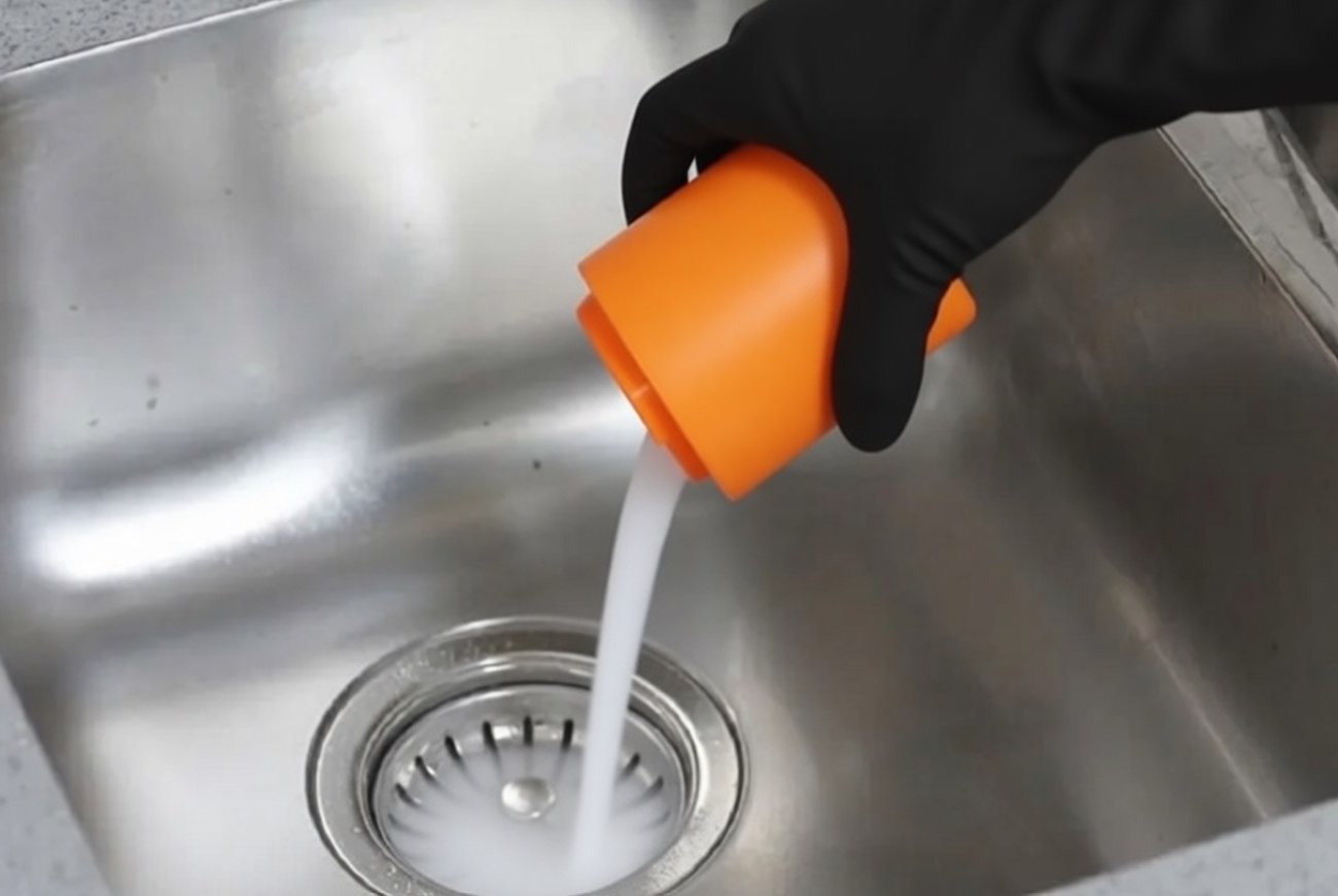 Засор в раковине исчезнет за час: простой метод без лишних затрат и вызова сантехника