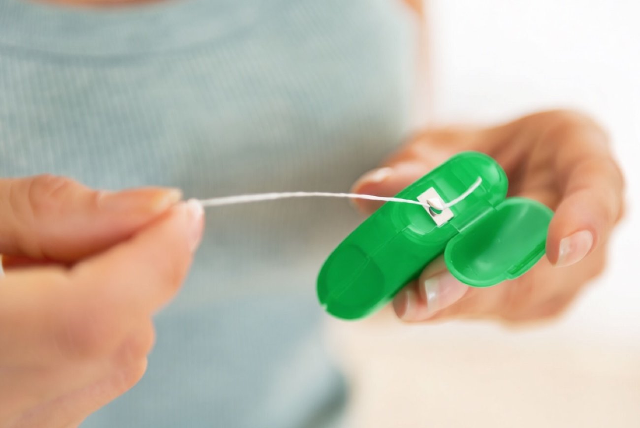 Как использовать зубную нить в быту: 8 хитростей на все случаи жизни