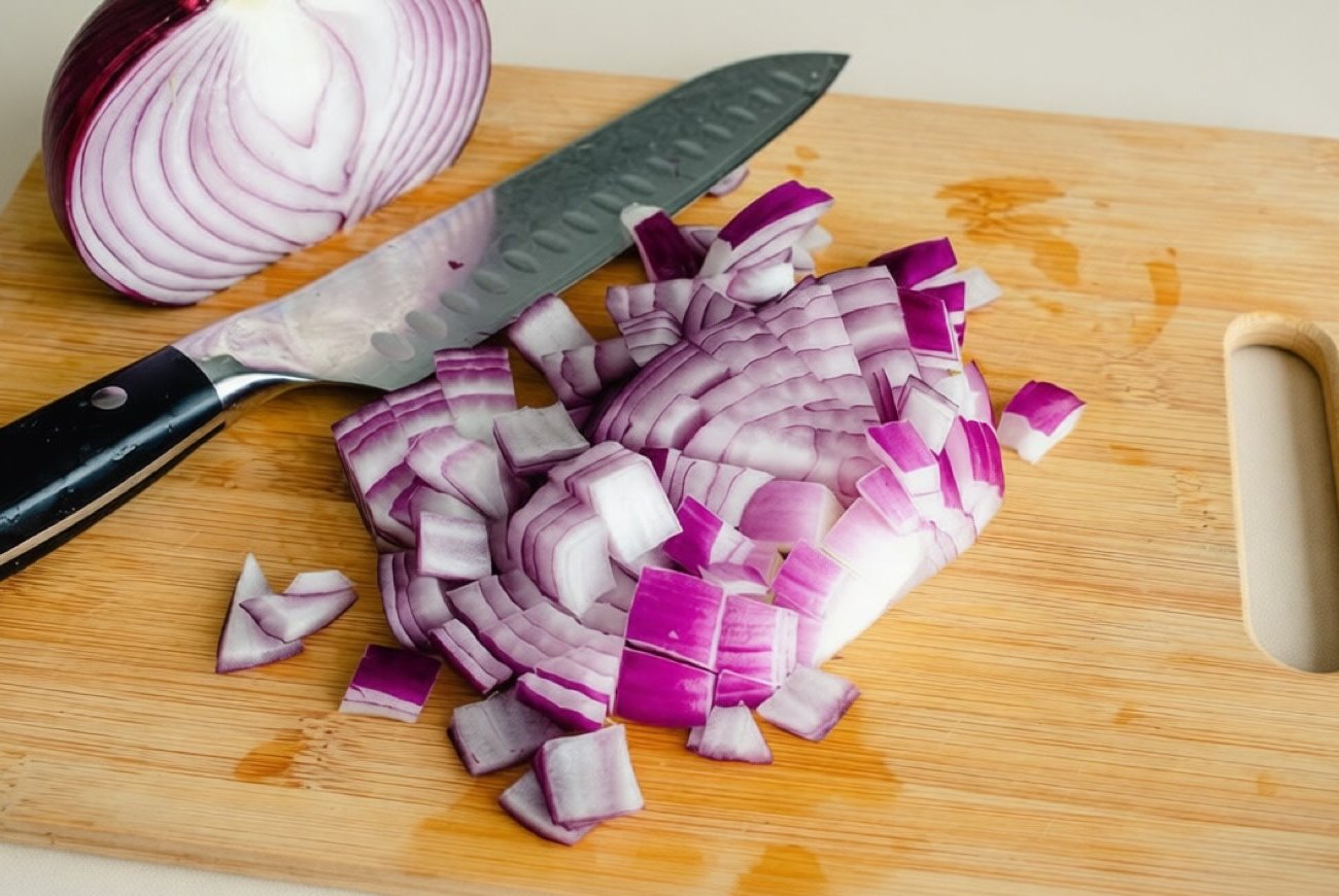 Разделочная доска избавится от запаха за минуту: проверенный способ опытных хозяек