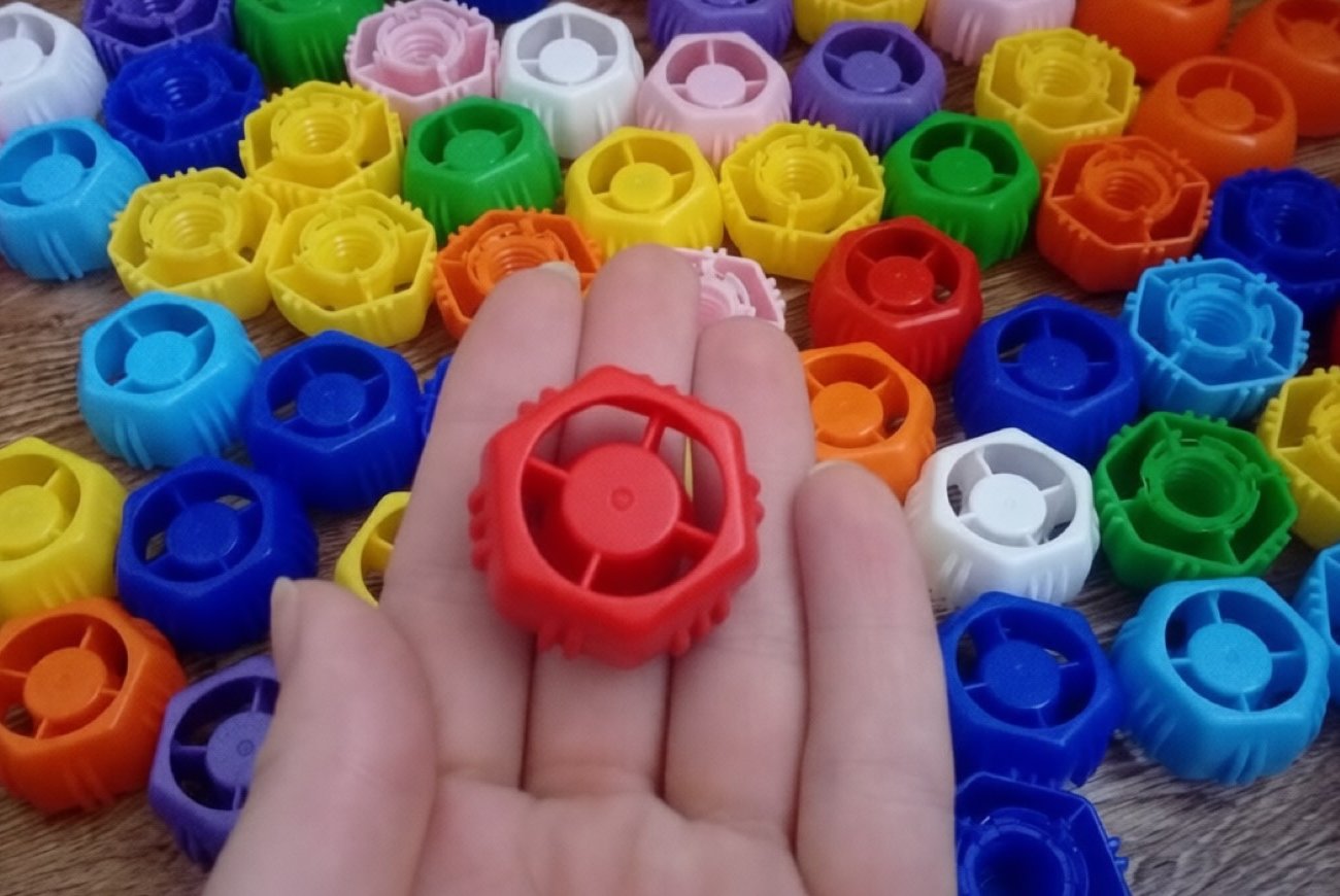 Как сделать заглушку для розетки из того, что под рукой: быстрый способ с крышечками от пюре