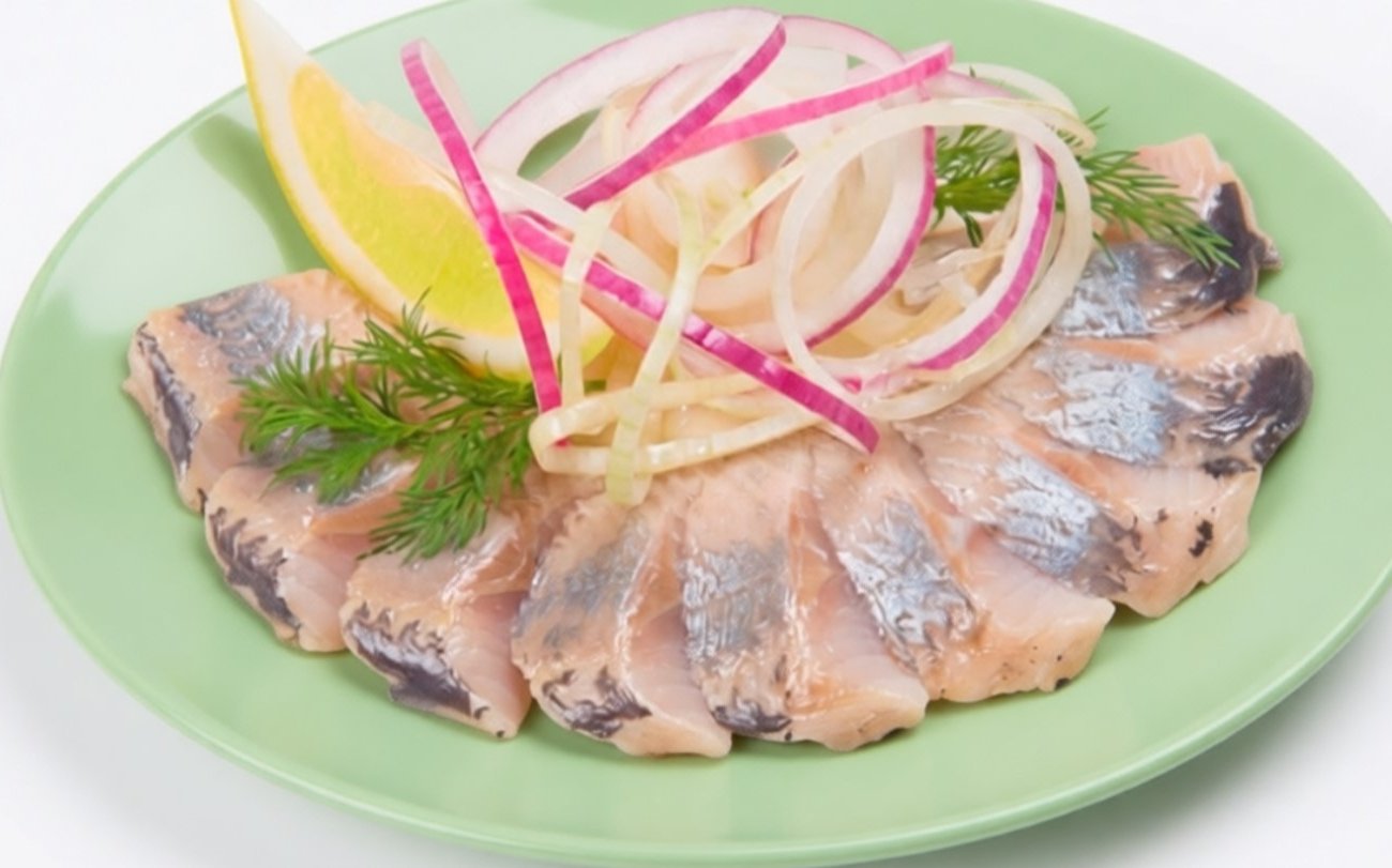 Пересоленная селедка превратится в деликатес: метод вымачивания без молока и воды