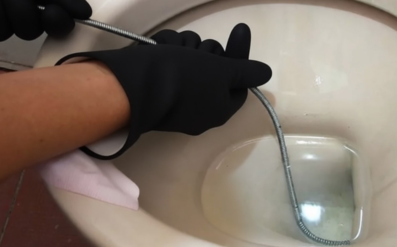 Как правильно прочистить унитаз тросом без вызова сантехника: пошаговая инструкция для домашнего использования