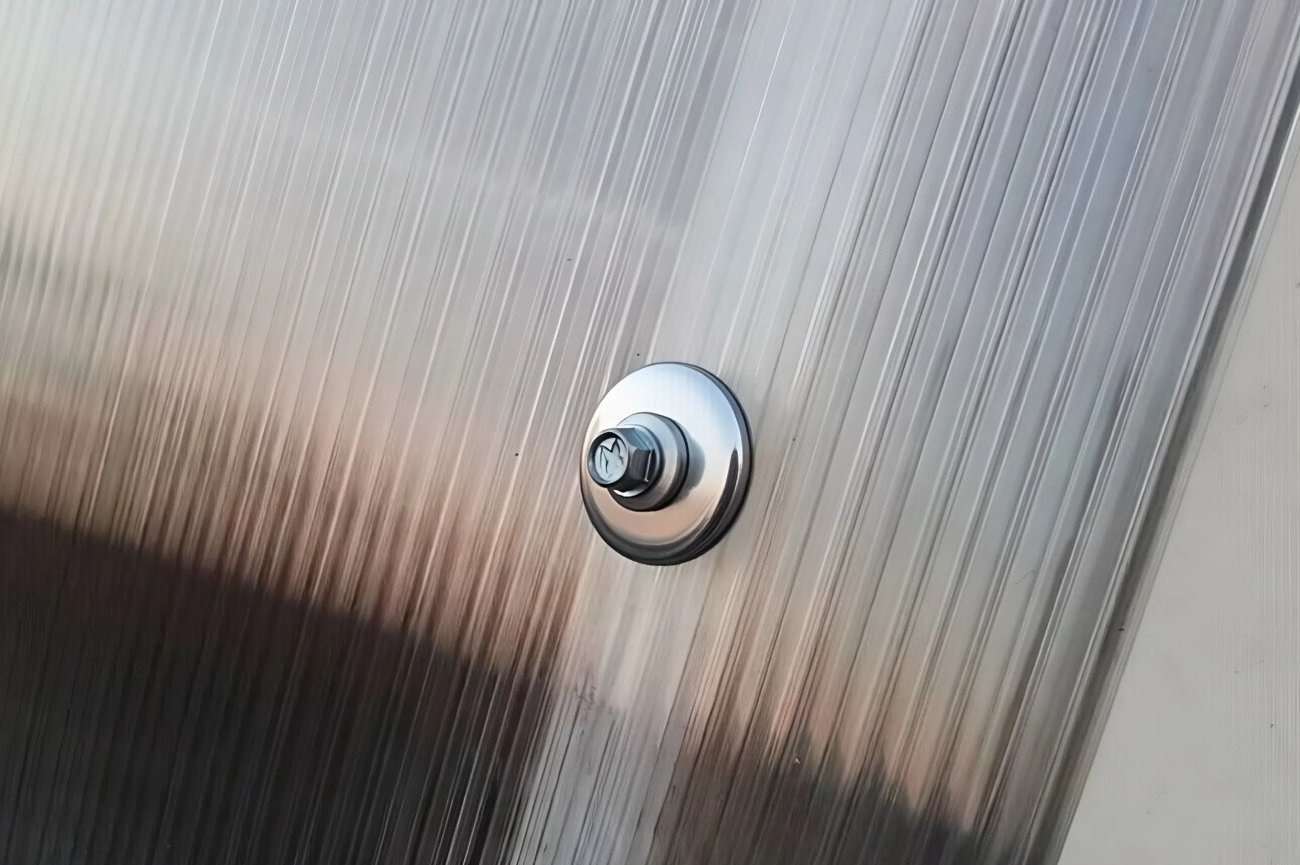 Поликарбонат будет надежно приделан к металлу и дереву: запомните правила монтажа саморезов и термошайб