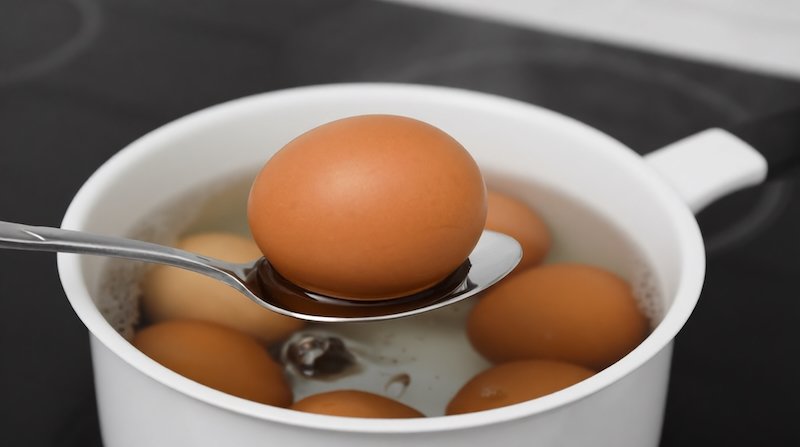 Зачем опытные хозяйки кидают спичку в кастрюлю с яйцами: хитрость при варке удивит результатом