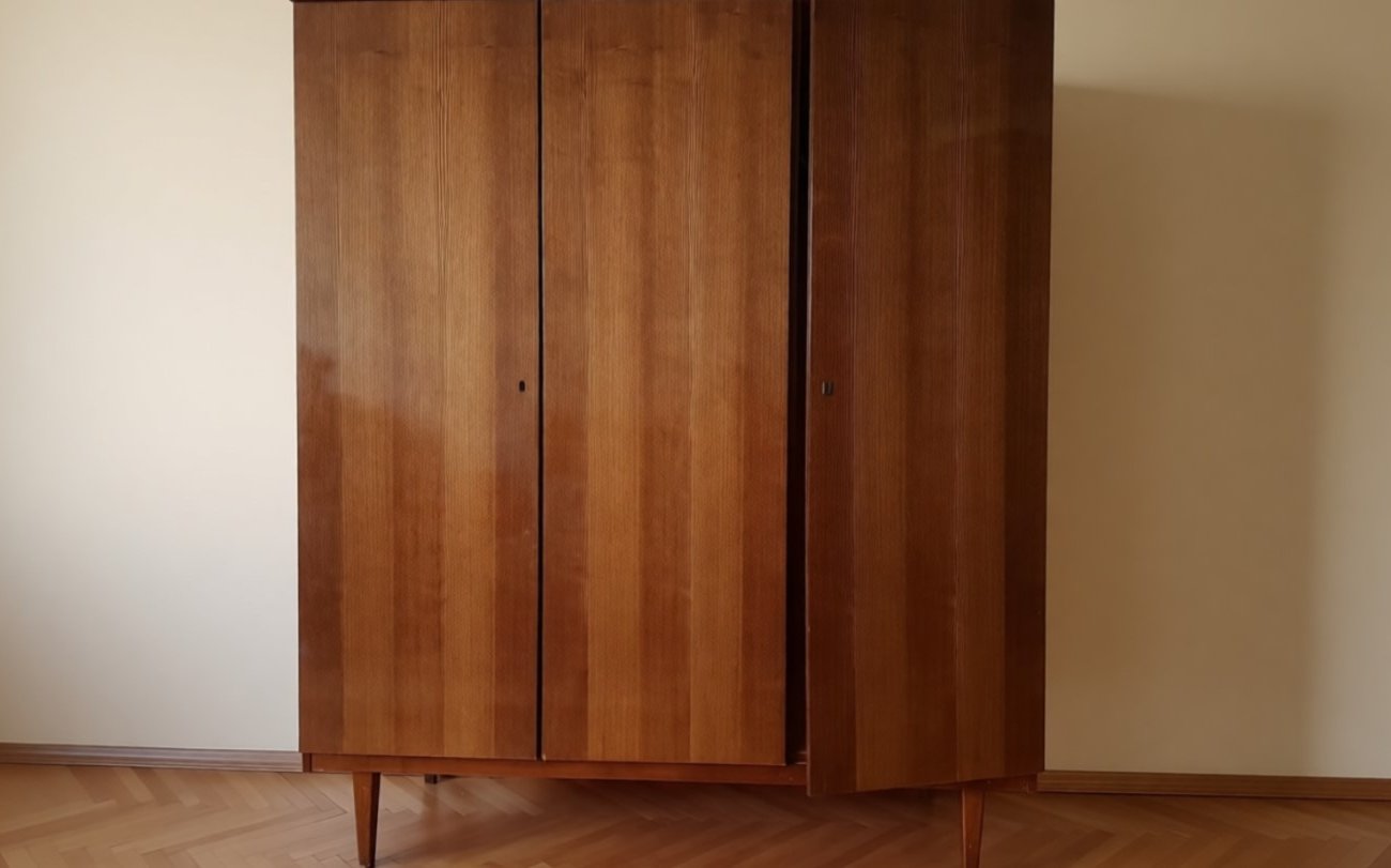 Старый лакированный шкаф стал как новый: показываю пошаговый метод покраски