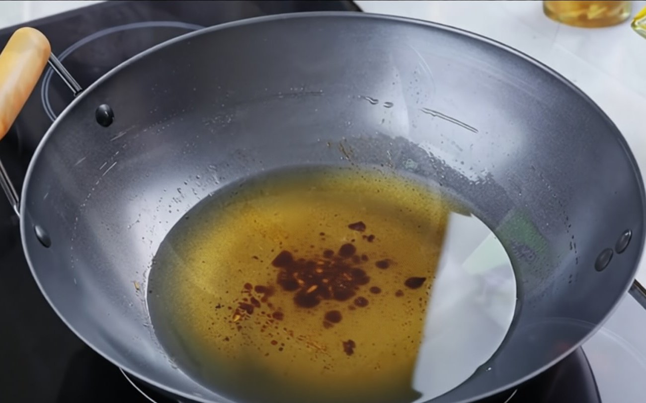 Куда деть масло из сковороды после жарки: способ применения без вреда для здоровья