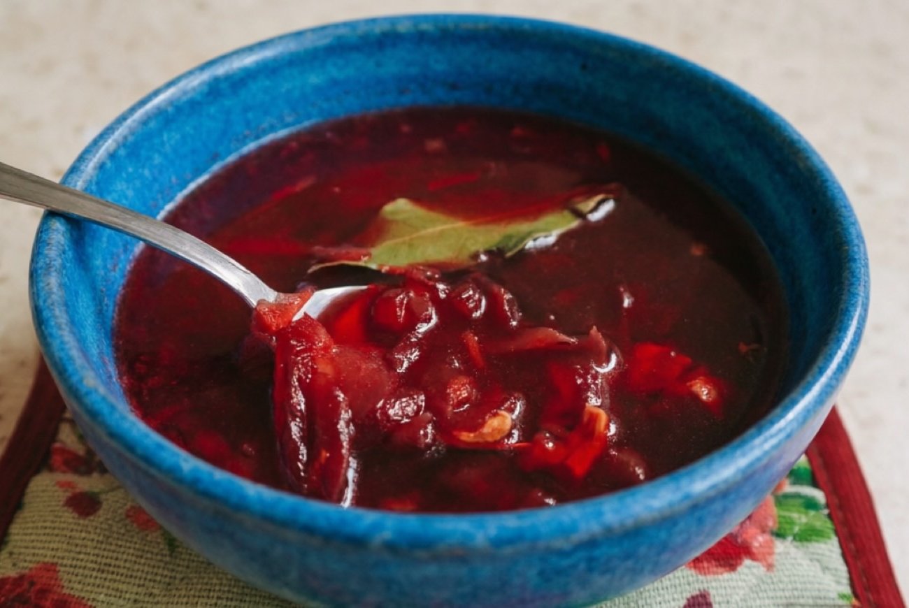 Почему нельзя оставлять ложку в горячем супе: дело не только в приметах