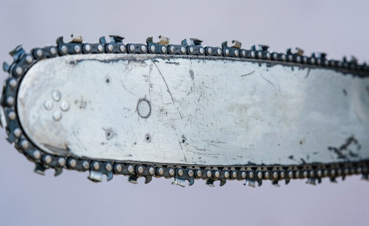 Как заточить цепь бензопилы ромбовидным напильником: острота зубцов через 10 минут будет идеальной