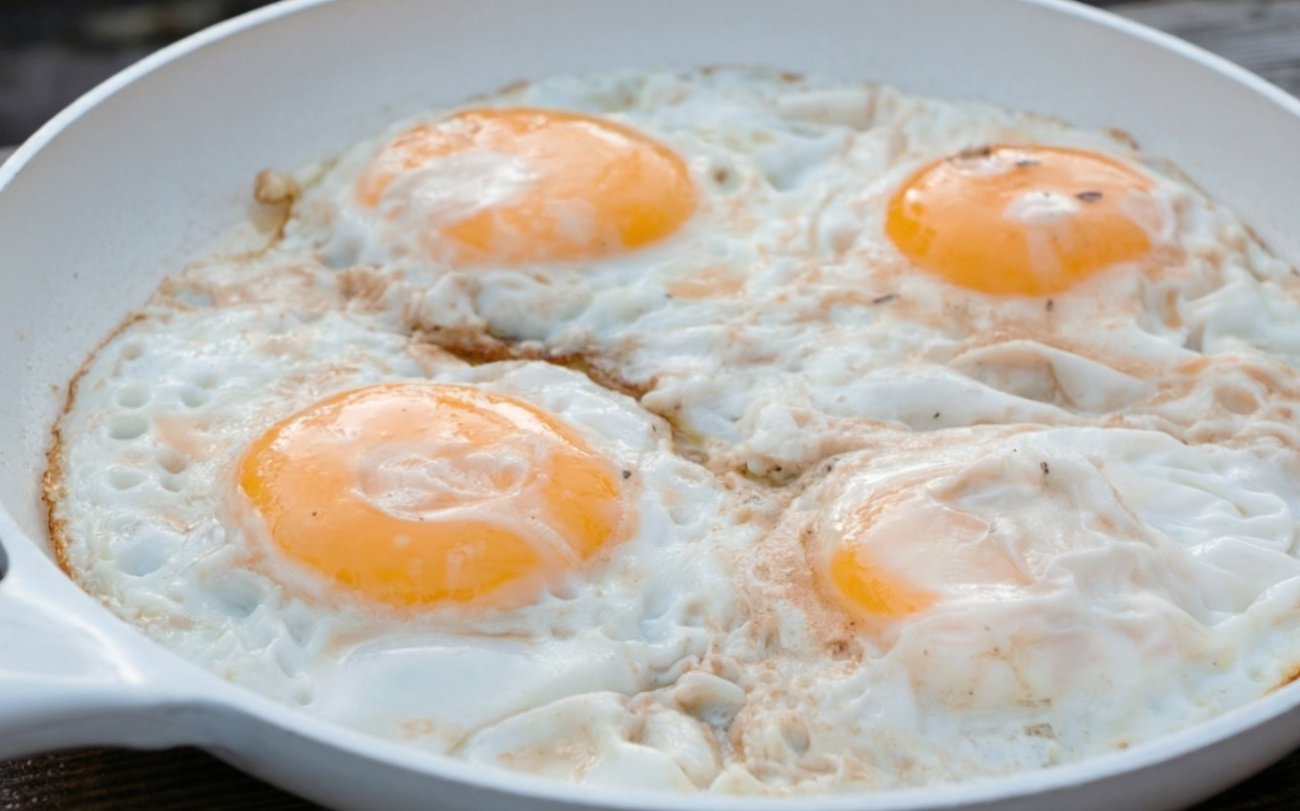 Идеальная яичница без хлопот: что положить на сковороду для ресторанного вкуса блюда