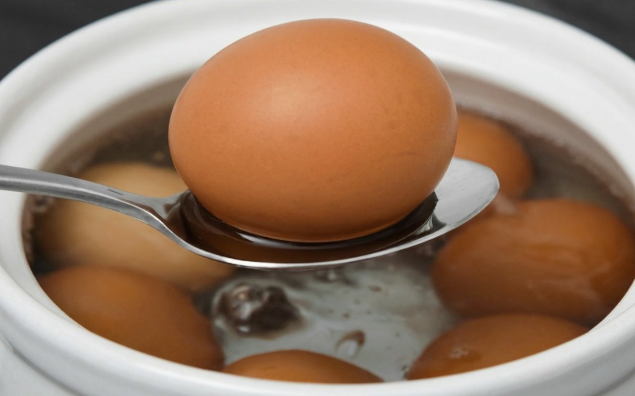 Как сварить яйца, чтобы скорлупа снималась моментально: простой трюк с содой