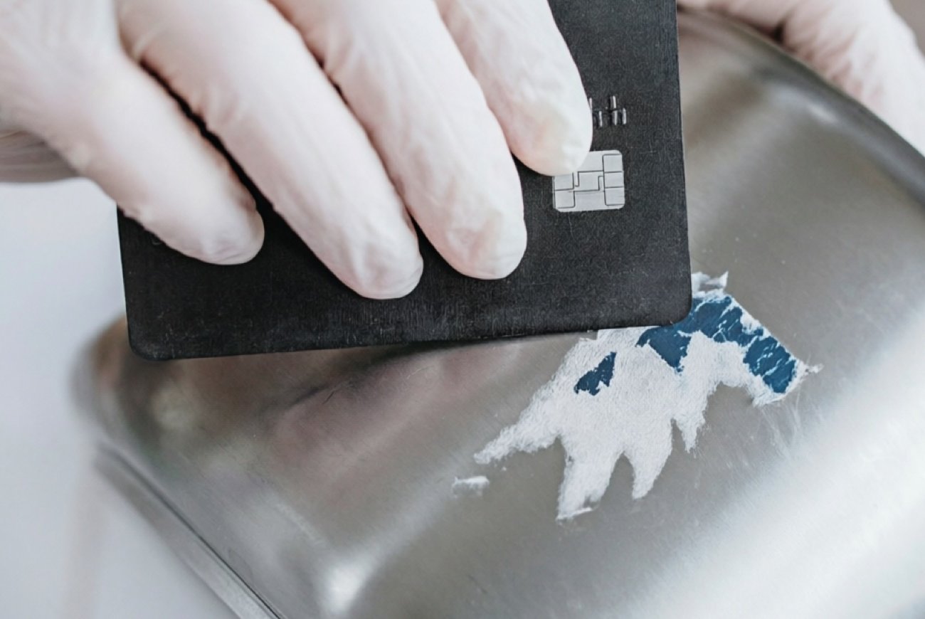 Клей от ценника сойдет за секунды: способы с подручными средствами