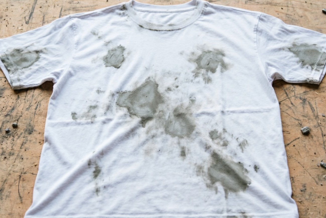 Цементное пятно исчезнет с одежды за считанные минуты: рабочий метод очистки