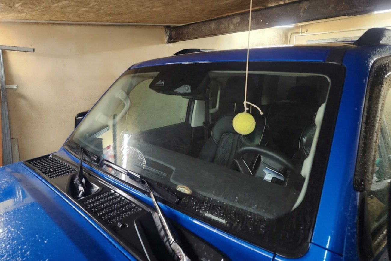 Как защитить автомобиль в тесном гараже: два действенных способа без дорогих переделок