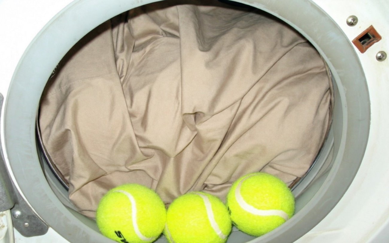 Теннисный мяч вместо кондиционера при стирке: гениальная хитрость для мягкости белья