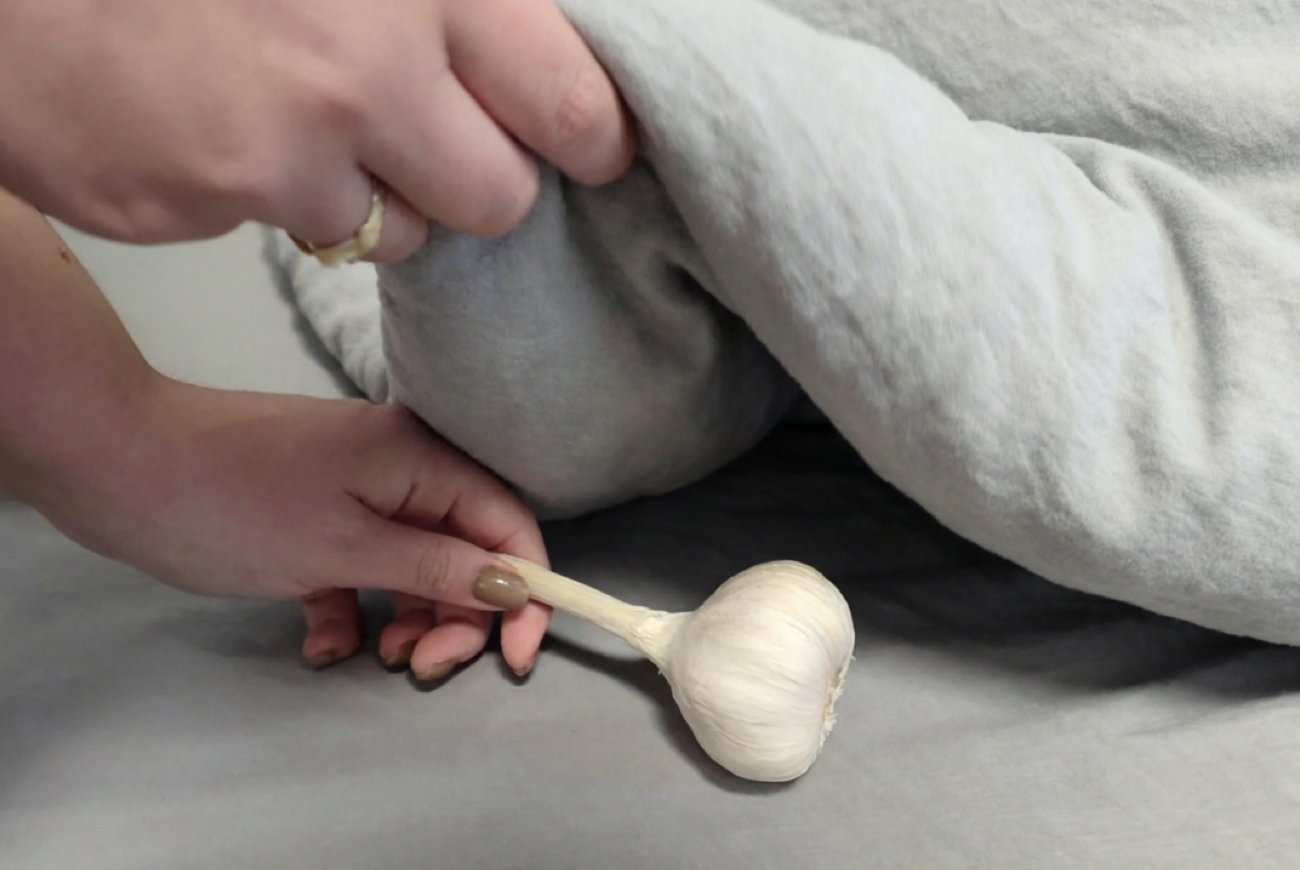 Зачем класть чеснок под подушку на ночь: забытый бабушкин метод для здорового сна