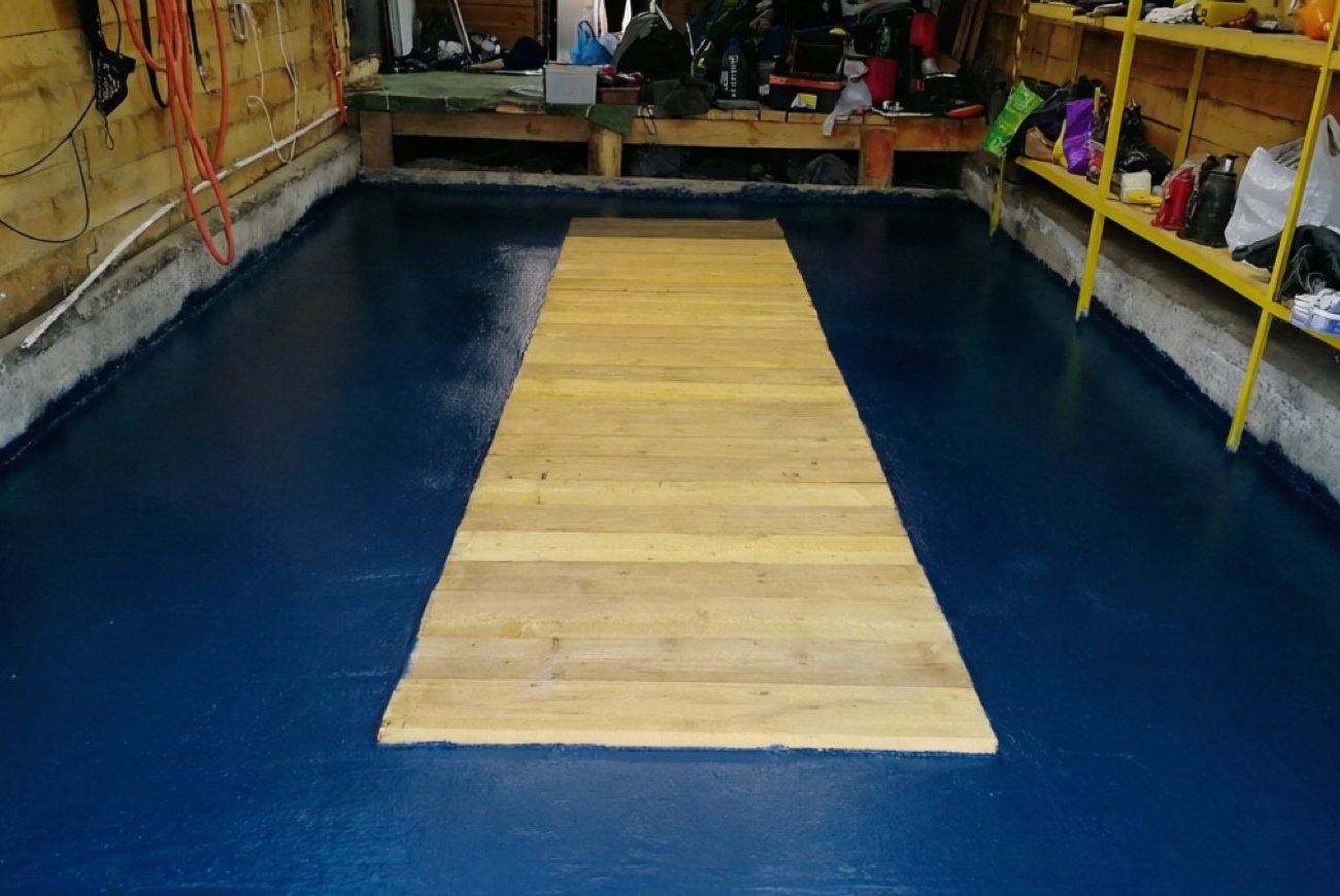 Как преобразить гараж без ремонта и больших вложений: 5 причин обновить пол новым слоем краски