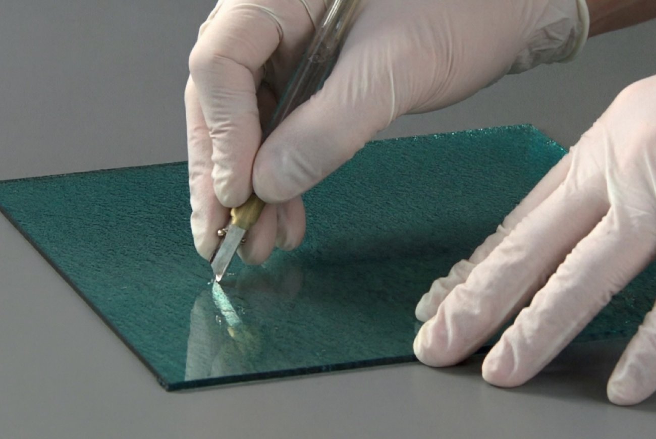 Как разрезать стекло ровно с первого раза: быстрый способ без дорогих инструментов и сколов