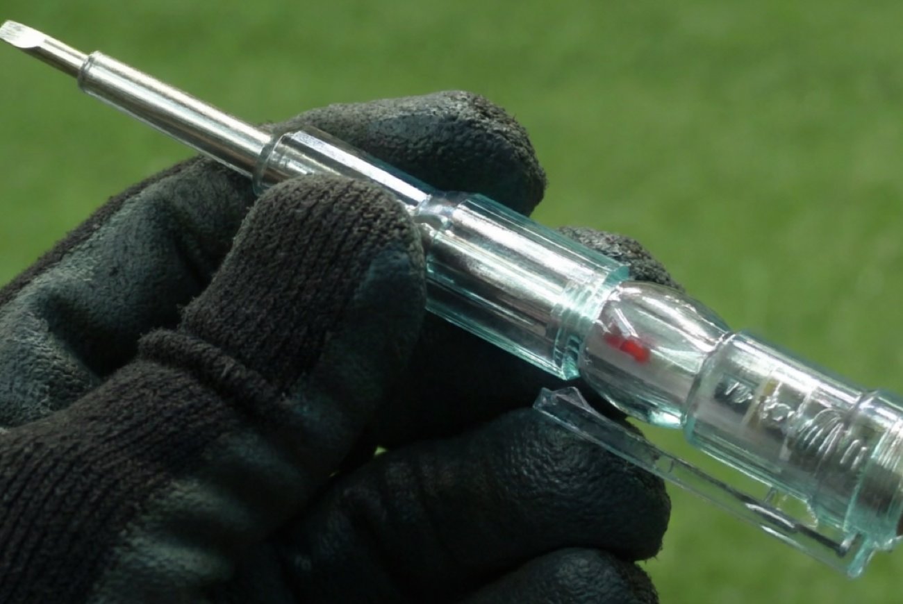 Индикаторная отвёртка умеет гораздо больше, чем искать фазу: полезные функции, которые пригодятся каждому