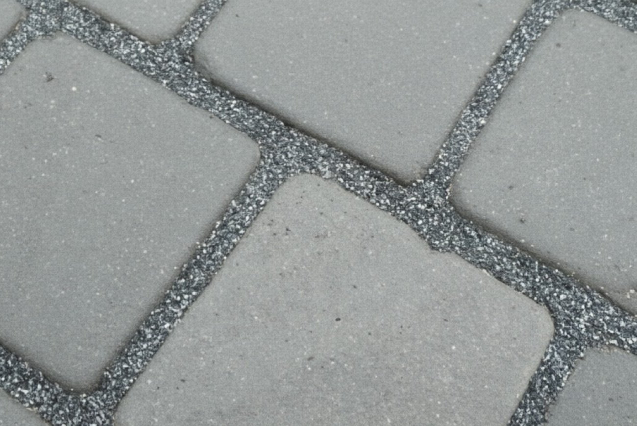 Ни одного сорняка между плитками на дорожке все лето: засыпьте швы одним средством вместо цемента