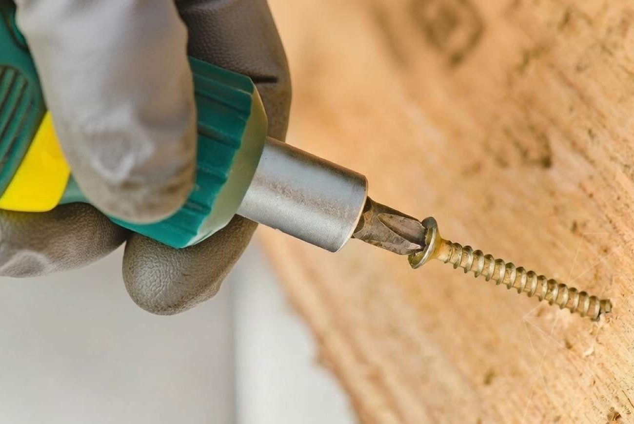 Саморез в расшатанном отверстии будет держаться намертво: два простых способа фиксации