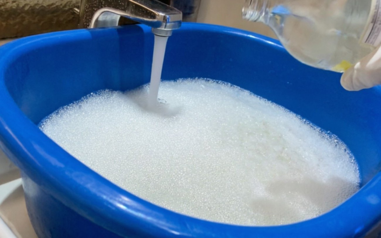 Пожелтевший тюль снова стал белоснежным: секрет в правильном замачивании перед стиркой