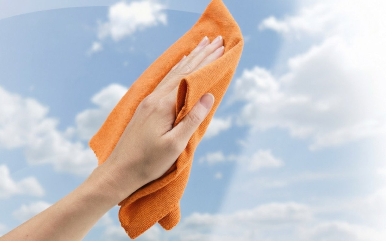 Забудьте про газеты и уксус: идеальный способ мытья окон без единого развода