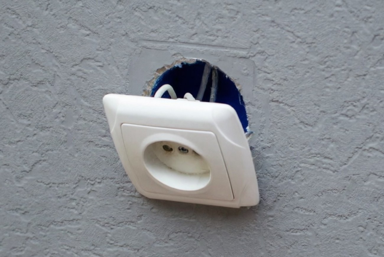Как надёжно закрепить розетку, которая постоянно выпадает: запомните быстрые способы исправления проблемы