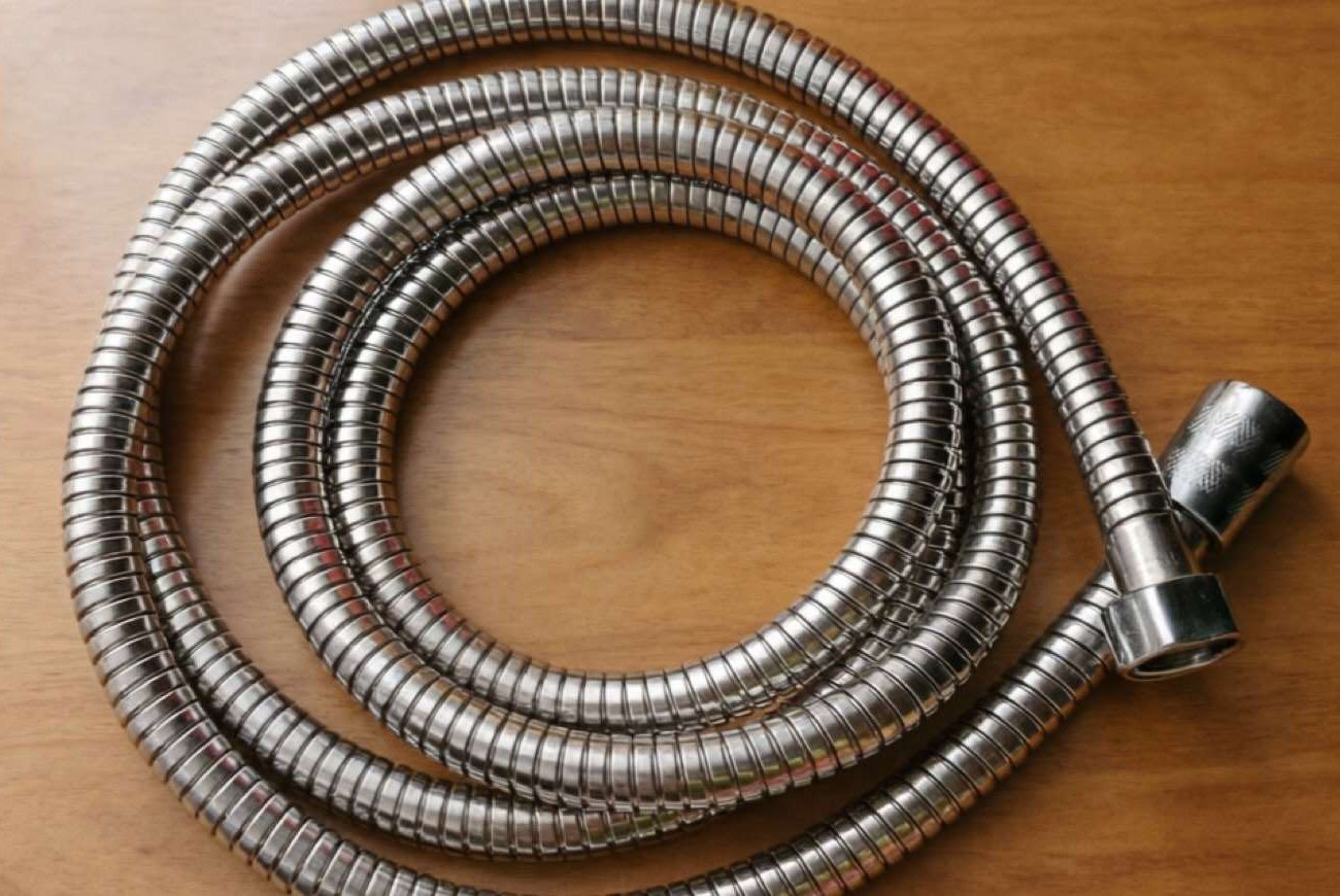 Шланг в ванной снова чистый и без налёта: быстрый домашний способ очистки