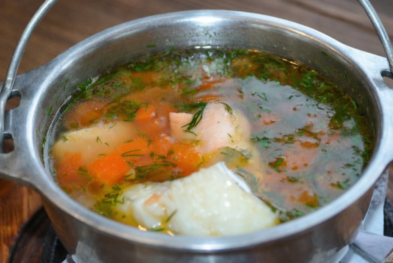 Почему настоящая уха варится без крышки: старый рыбацкий секрет прозрачного и наваристого бульона