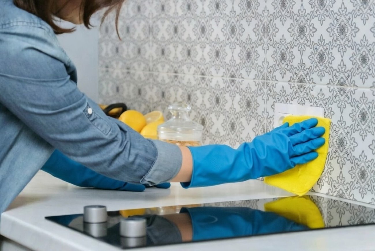 Отмываю жир с кухонного фартука без агрессивной химии: это средство справляется с любыми загрязнениями