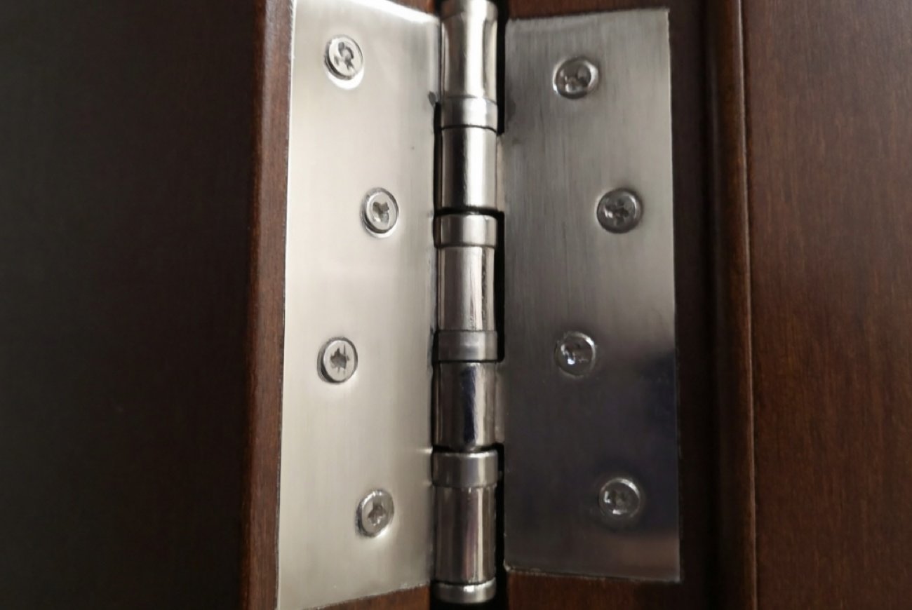 Скрип дверных петель пропал за минуту без смазки и вызова мастера: запомните этот простой домашний способ