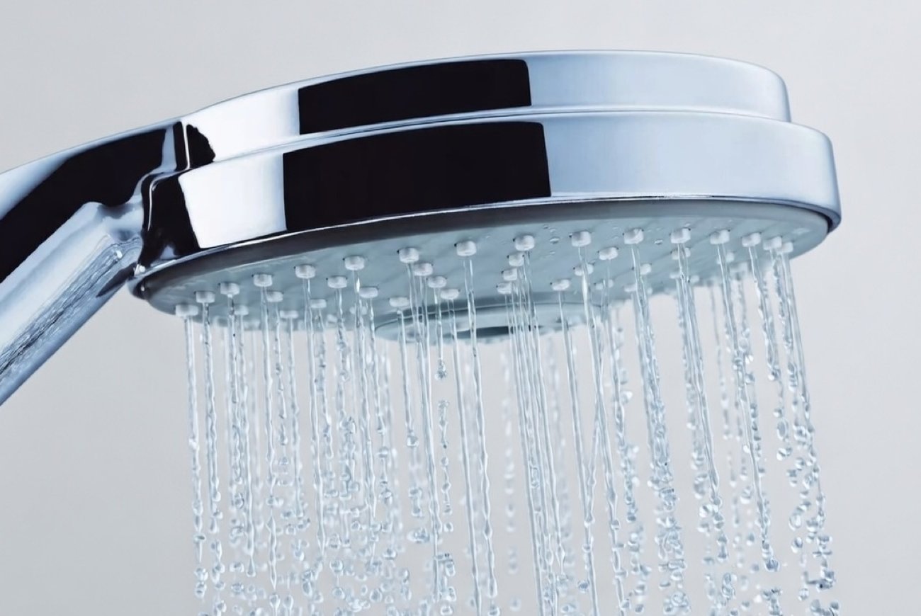 Как очистить душевую лейку от бактерий: простой способ с полиэтиленовым пакетом и одним домашним средством