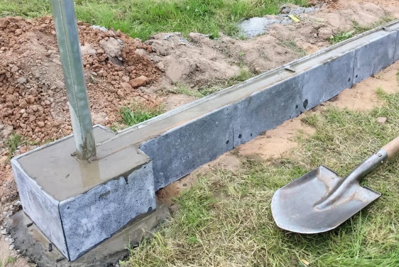 Забор начнет заваливаться уже на второй год: частые ошибки при закладке фундамента