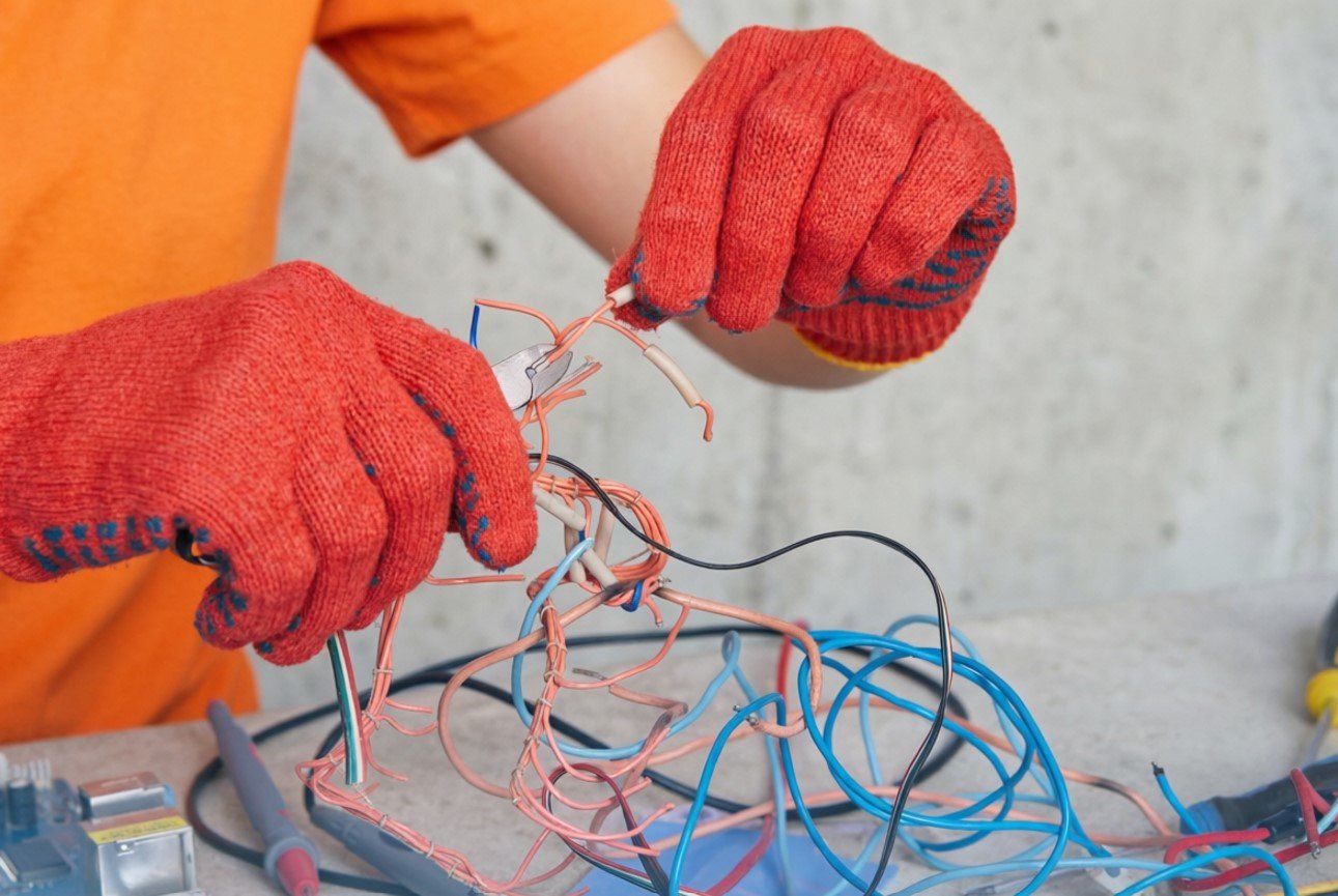 Как правильно снять изоляцию с провода: выбираем правильный инструмент и избегаем ошибок