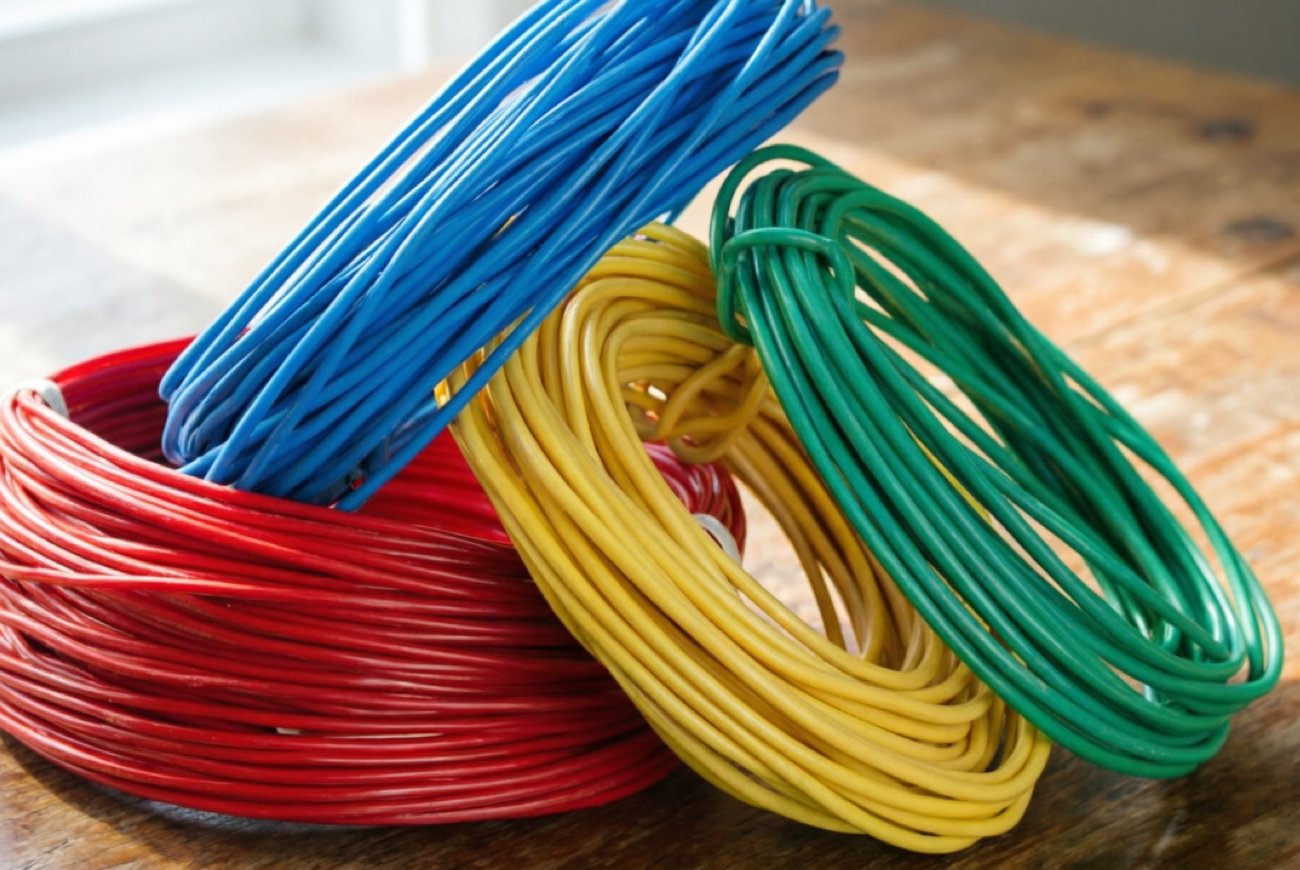 Какой кабель нельзя прокладывать в квартире: большинство об этом не знает, а потом удивляется проблемам с проводкой