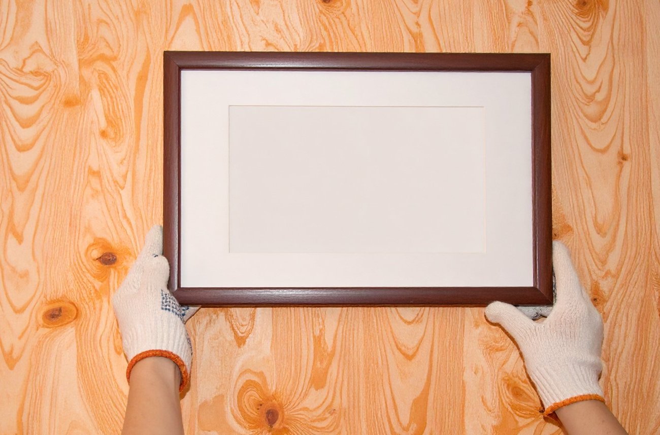 Как повесить картину на стену без гвоздей и сверления: 5 проверенных способов