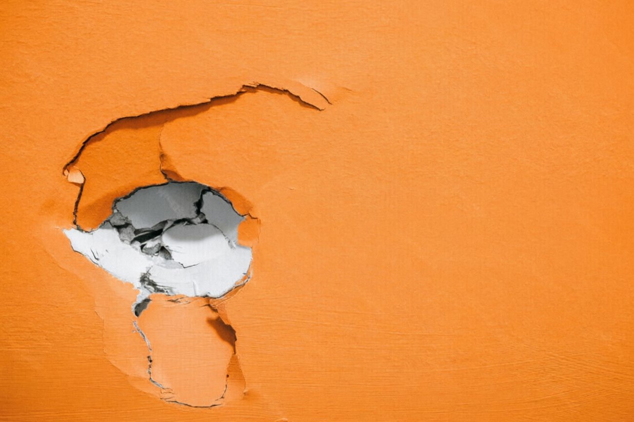 Как заделать дырку в гипсокартоне: простые способы ремонта стен и потолка своими руками