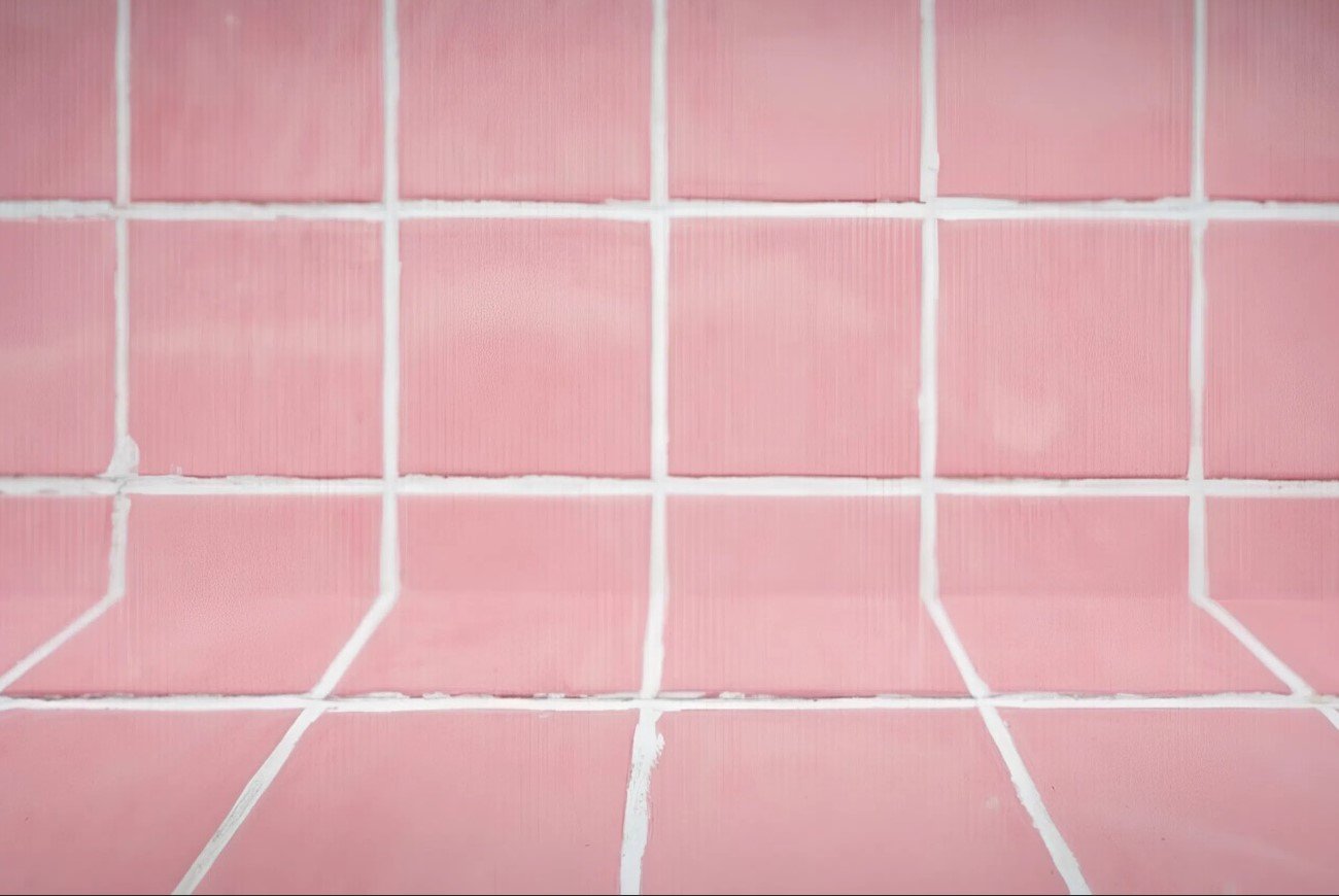 Швы между плиткой будут как новые: старая затирка посветлеет за 10 минут