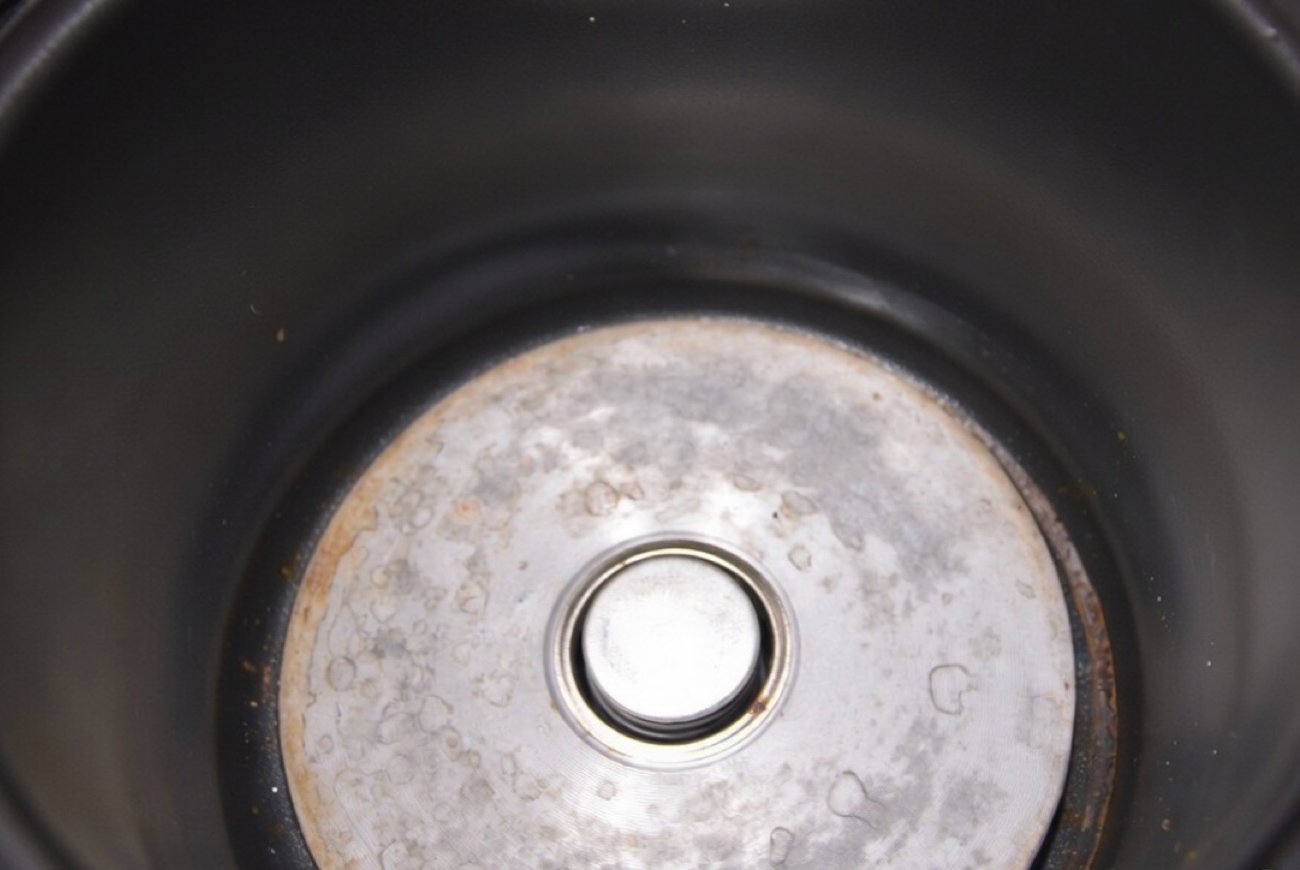 Как очистить нагар со дна мультиварки без риска испортить технику: простой и безопасный способ